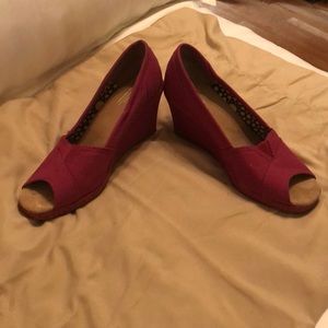 Toms fuchsia open toe wedges